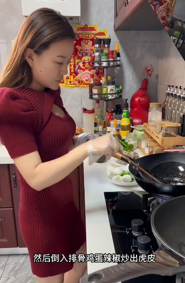 女子花36塊一鍋?zhàn)隽?0個(gè)熱菜，土豆整塊燉，奶奶看完皺眉直拍大腿