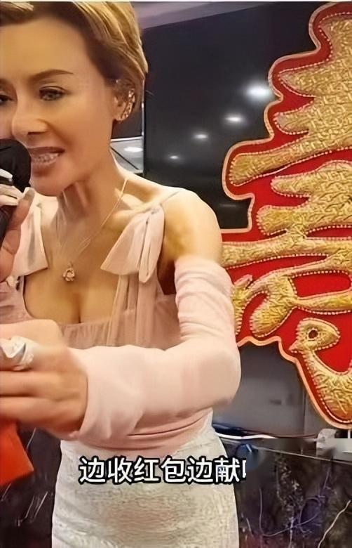 42 歲美少女，曾拍“三級片”，性感不輸柳巖