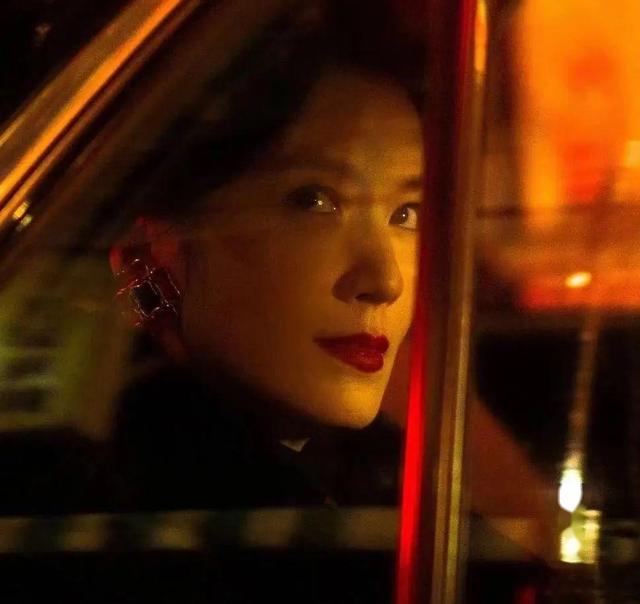 42 歲美少女，曾拍“三級片”，性感不輸柳巖