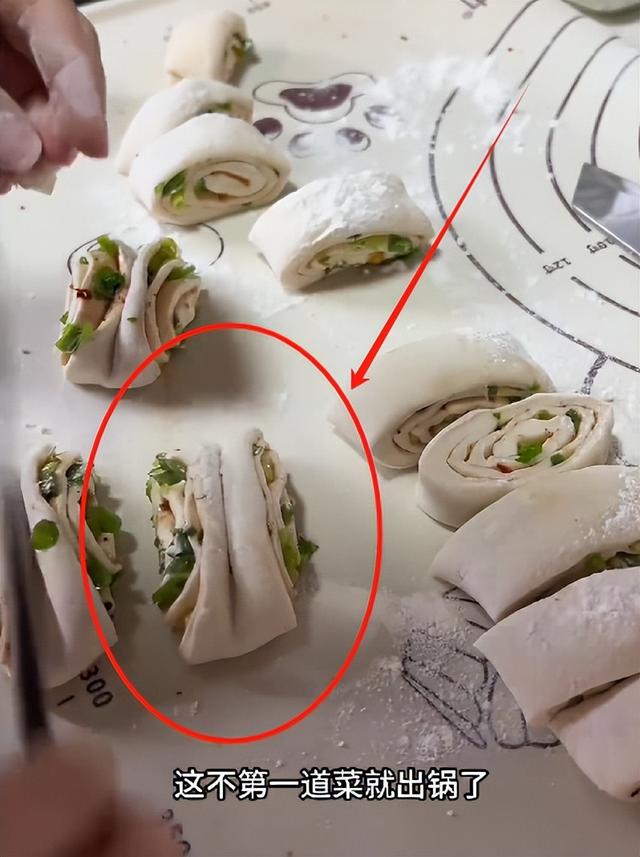 女子花36塊一鍋?zhàn)隽?0個(gè)熱菜，土豆整塊燉，奶奶看完皺眉直拍大腿