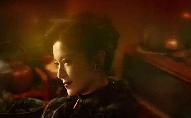 42 歲美少女，曾拍“三級片”，性感不輸柳巖