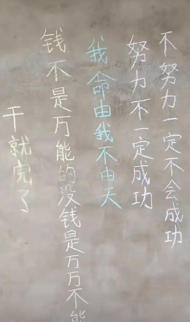 網(wǎng)紅在直播中喝空10個酒瓶后，猝然離世