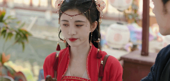 “古靈精怪”別硬演，比起裝嫩、擠眉弄眼，這8位女明星高明的多