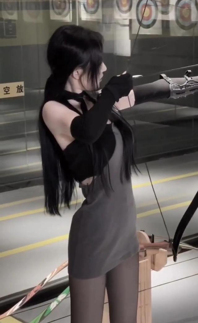 性感成熟美女拿著弓箭寫真又颯又美，很漂亮很養(yǎng)眼喜歡關(guān)注一下