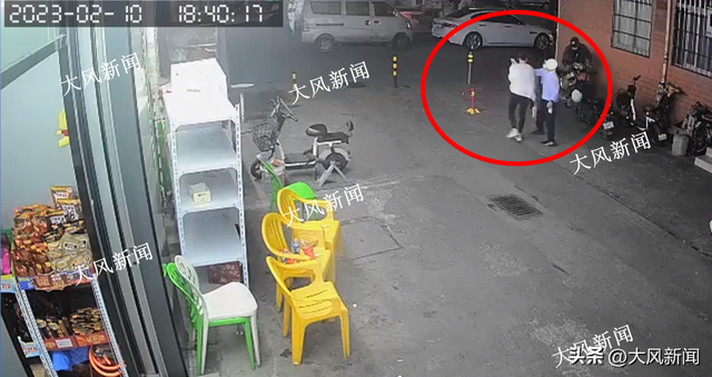 女子當(dāng)街被小男孩襲胸，知情者稱其低頭刷手機(jī)提水壺準(zhǔn)備去廣場(chǎng)鍛煉，警方調(diào)取監(jiān)控展開調(diào)查