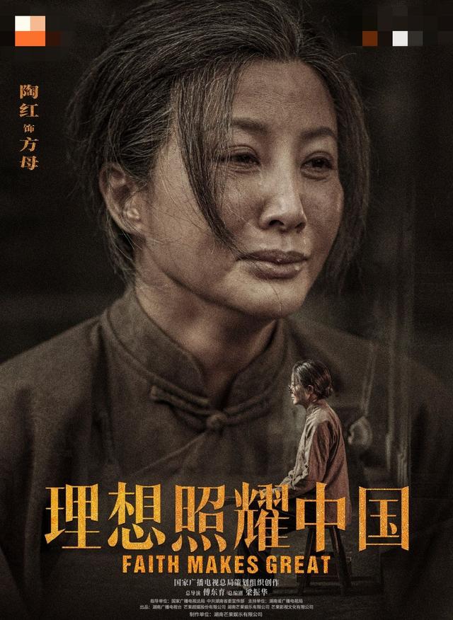 影后陶虹減肥成功后現(xiàn)身，v領(lǐng)露出排骨胸，走紅毯還穿酒店拖鞋？