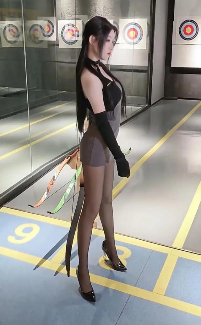 性感成熟美女拿著弓箭寫真又颯又美，很漂亮很養(yǎng)眼喜歡關(guān)注一下