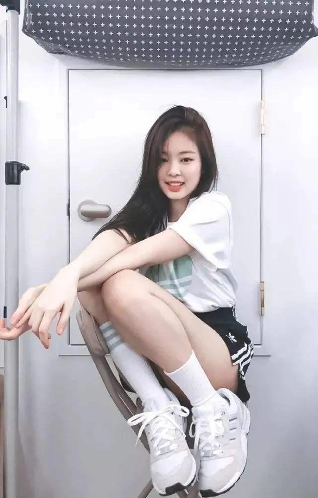 “又奶又兇”人間香奈兒Jennie到底有多美。