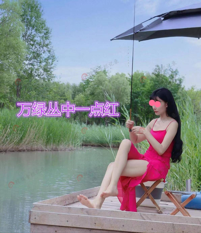浙江一紅衣女子河邊釣魚，膚白貌美衣著清爽，網(wǎng)友：真不怕蚊子咬