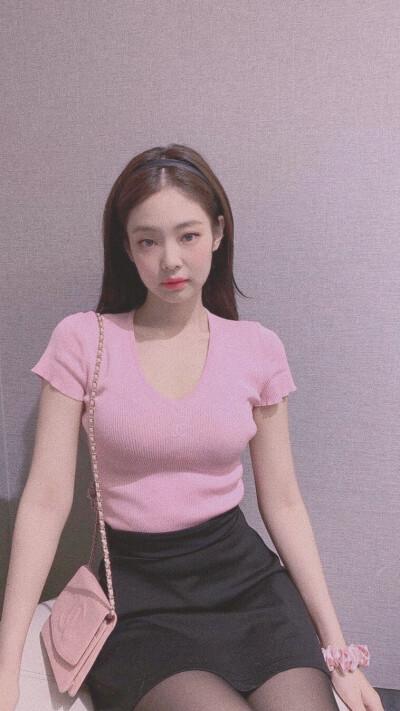“又奶又兇”人間香奈兒Jennie到底有多美。