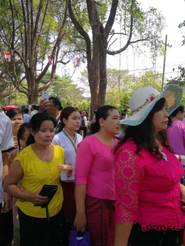 昨天發(fā)了一個緬甸毛淡棉第一美女的白骨相片，今天發(fā)美女照片。