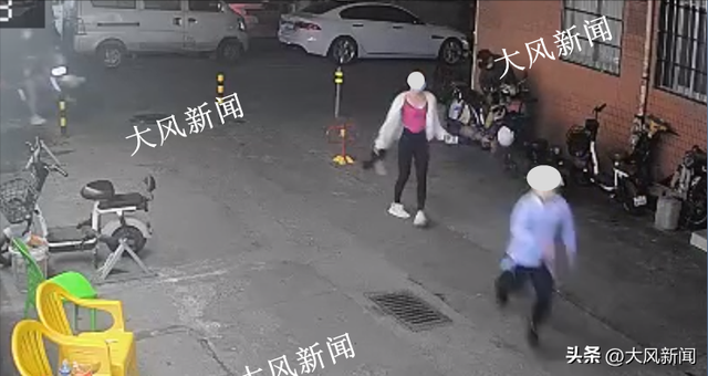 女子當(dāng)街被小男孩襲胸，知情者稱其低頭刷手機(jī)提水壺準(zhǔn)備去廣場(chǎng)鍛煉，警方調(diào)取監(jiān)控展開調(diào)查