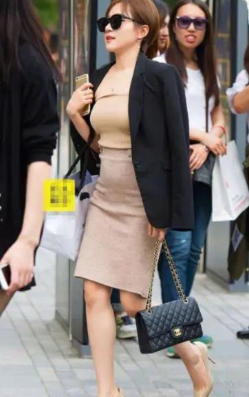 冷艷豐滿美女的制服誘惑，性感嬌俏肥胸翹臀，楚楚動人！