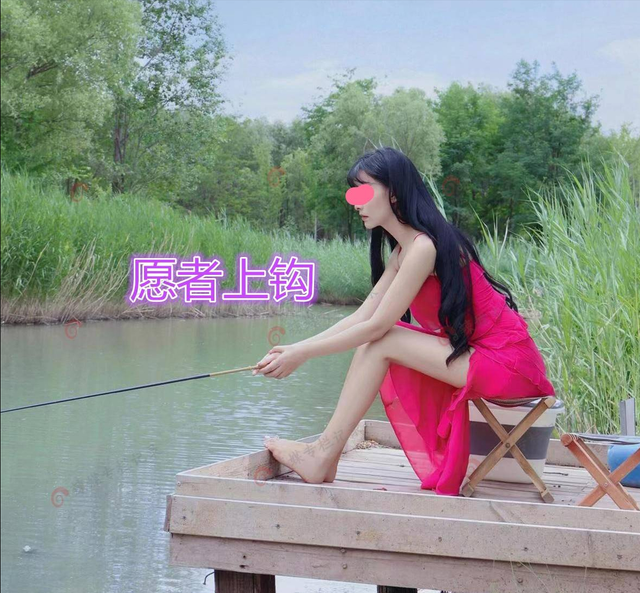 浙江一紅衣女子河邊釣魚，膚白貌美衣著清爽，網(wǎng)友：真不怕蚊子咬