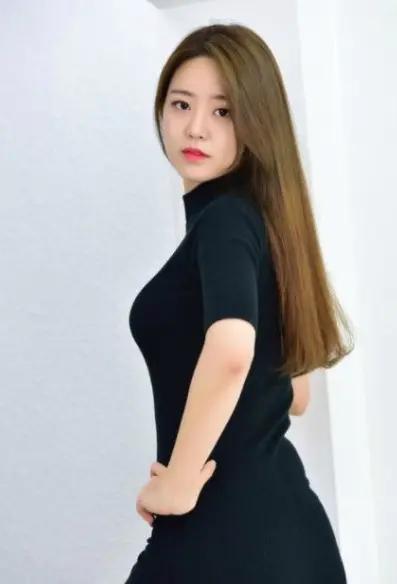 冷艷豐滿美女的制服誘惑，性感嬌俏肥胸翹臀，楚楚動人！