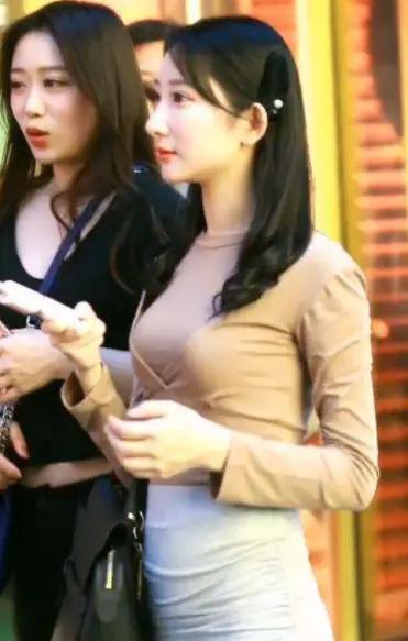 冷艷豐滿美女的制服誘惑，性感嬌俏肥胸翹臀，楚楚動人！