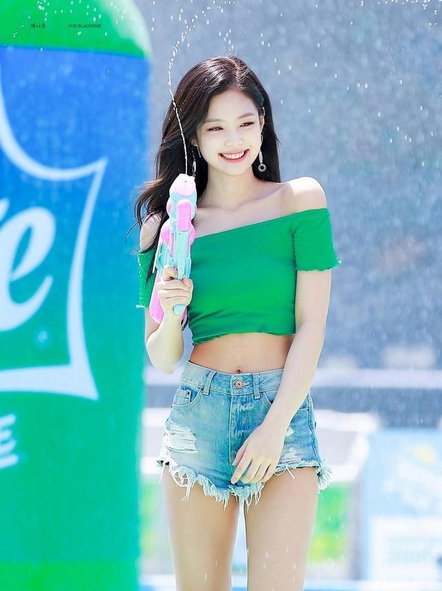 “又奶又兇”人間香奈兒Jennie到底有多美。