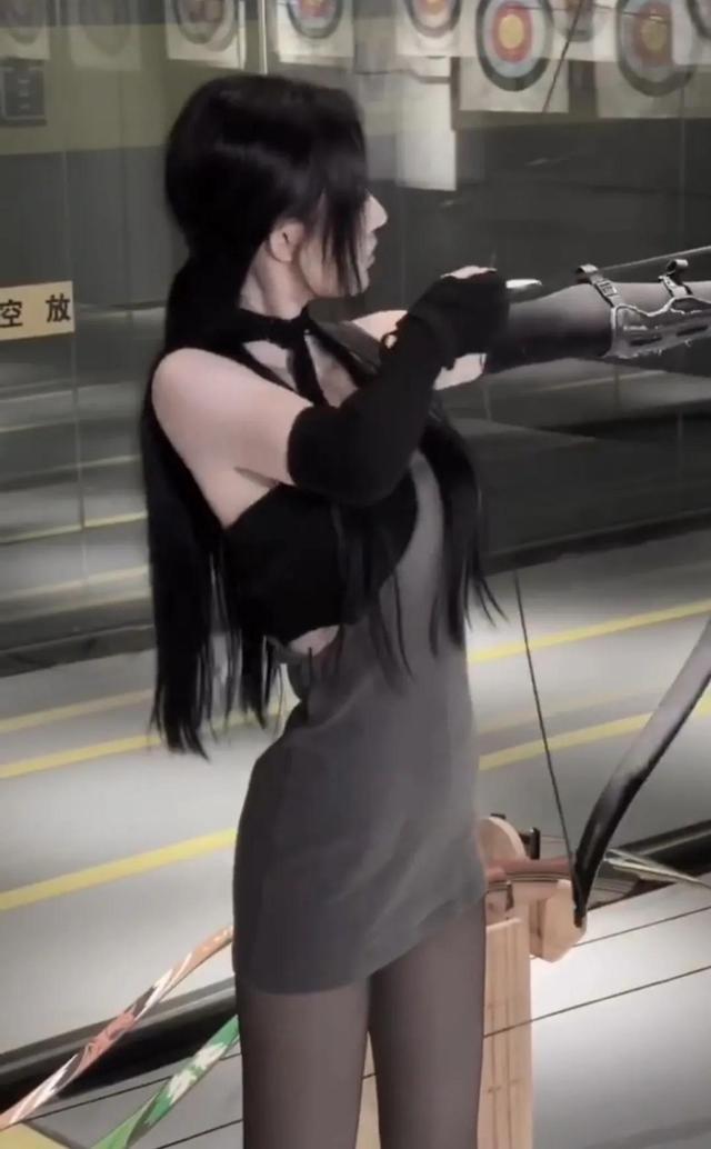 性感成熟美女拿著弓箭寫真又颯又美，很漂亮很養(yǎng)眼喜歡關(guān)注一下