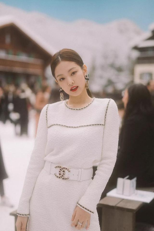 “又奶又兇”人間香奈兒Jennie到底有多美。