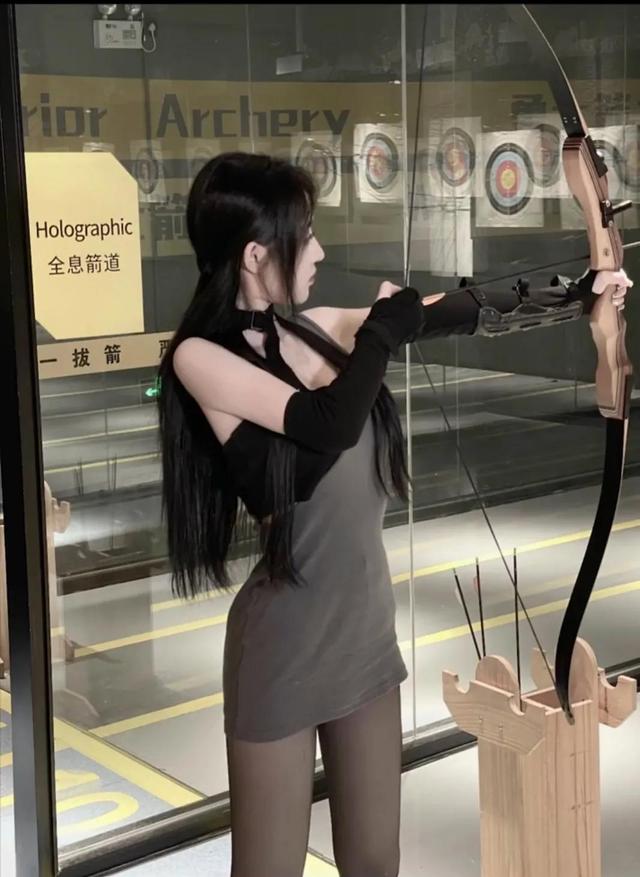 性感成熟美女拿著弓箭寫真又颯又美，很漂亮很養(yǎng)眼喜歡關(guān)注一下