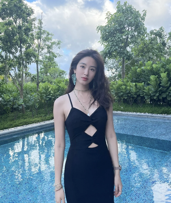 楊采鈺罕見曬美照，穿鏤空吊帶裙大秀身材，柳葉細腰十分性感