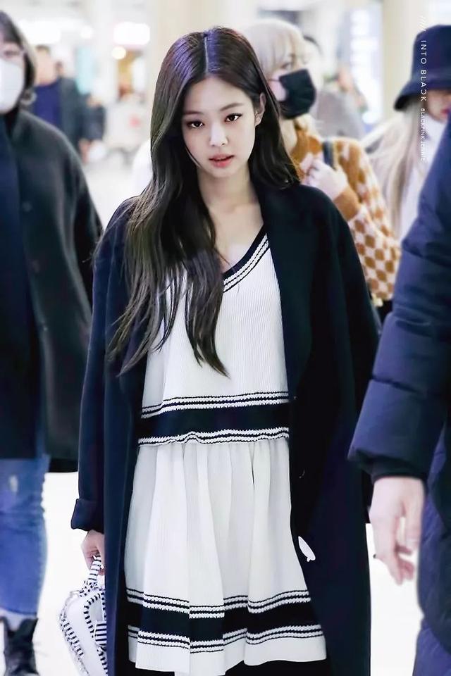 “又奶又兇”人間香奈兒Jennie到底有多美。