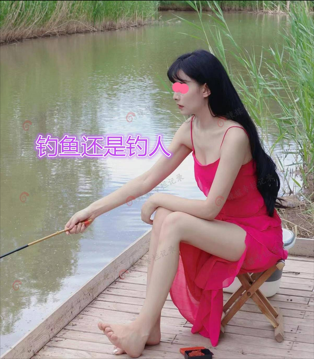 浙江一紅衣女子河邊釣魚，膚白貌美衣著清爽，網(wǎng)友：真不怕蚊子咬