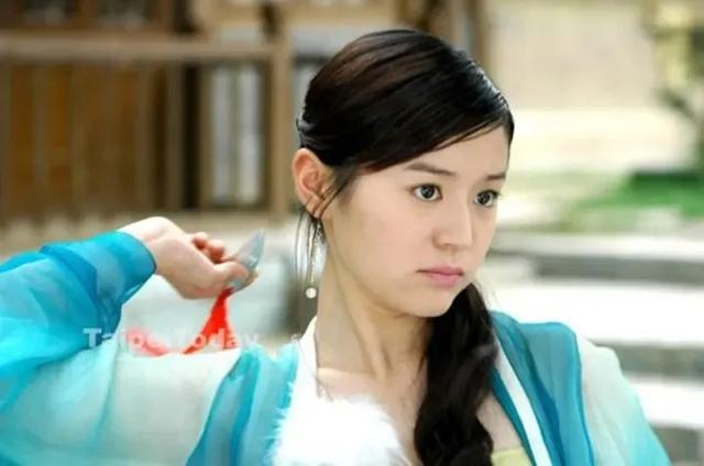 “古靈精怪”別硬演，比起裝嫩、擠眉弄眼，這8位女明星高明的多