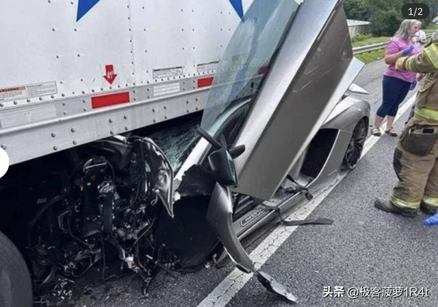 卑鄙齷齪老照片：青樓女子妖嬈多姿，婦女露胸喂奶被孩子撕扯衣服