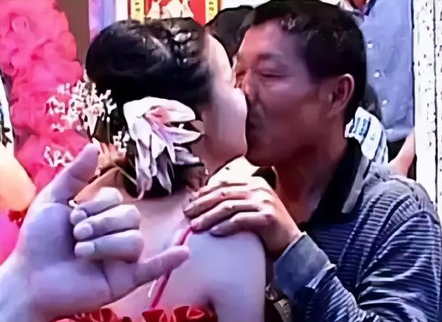 “新娘被多名男子強(qiáng)吻拍臀部”事件，撕開了當(dāng)下社會病態(tài)的一幕