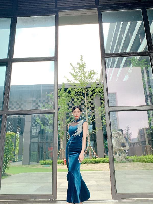 “亞洲第一美女”克拉拉，穿旗袍優(yōu)雅又嫵媚，依舊遮不住的性感