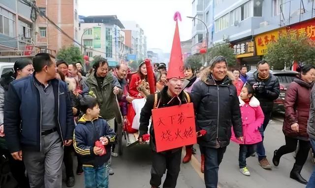 “新娘被多名男子強(qiáng)吻拍臀部”事件，撕開了當(dāng)下社會病態(tài)的一幕