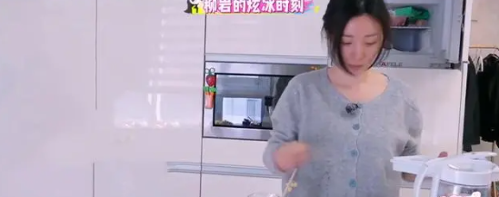 44歲柳巖瘦脫相！尖嘴猴腮臉皮耷拉，蒼老到不敢認(rèn)，昔日女神不在