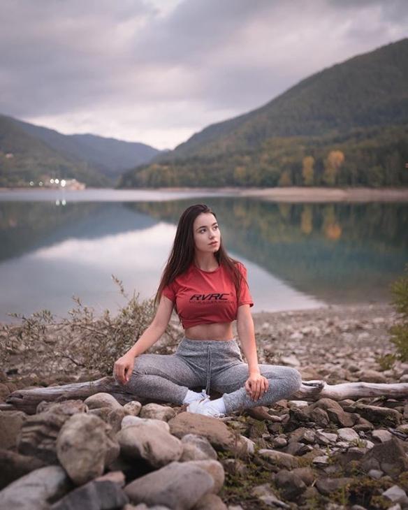 蜜瓜美臀+“胸”猛歐派！意大利辣妹Eleonora性感私照