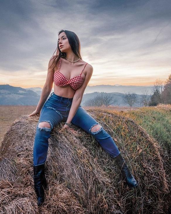 蜜瓜美臀+“胸”猛歐派！意大利辣妹Eleonora性感私照
