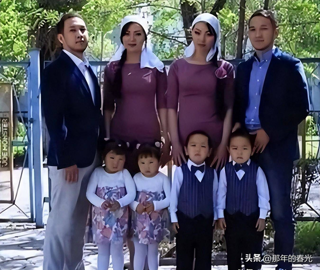 卑鄙齷齪老照片：青樓女子妖嬈多姿，婦女露胸喂奶被孩子撕扯衣服