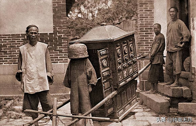 卑鄙齷齪老照片：青樓女子妖嬈多姿，婦女露胸喂奶被孩子撕扯衣服