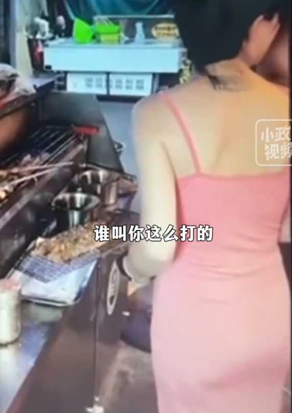 美女直播燒烤被顧客摸屁股，日常視頻曝光，網(wǎng)友：這誰頂?shù)米? onerror=