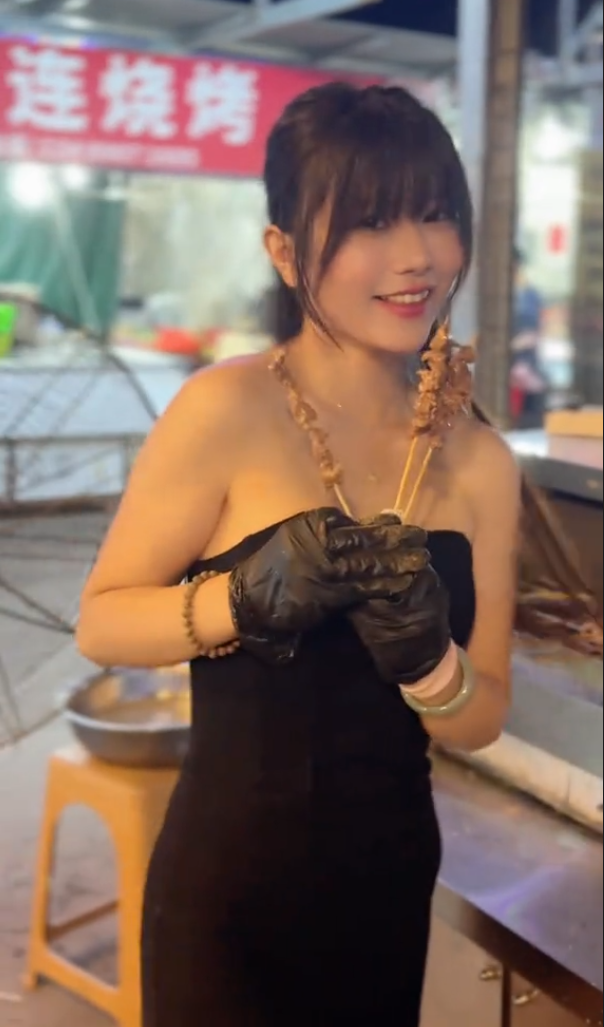 美女直播燒烤被顧客摸屁股，日常視頻曝光，網(wǎng)友：這誰頂?shù)米? onerror=