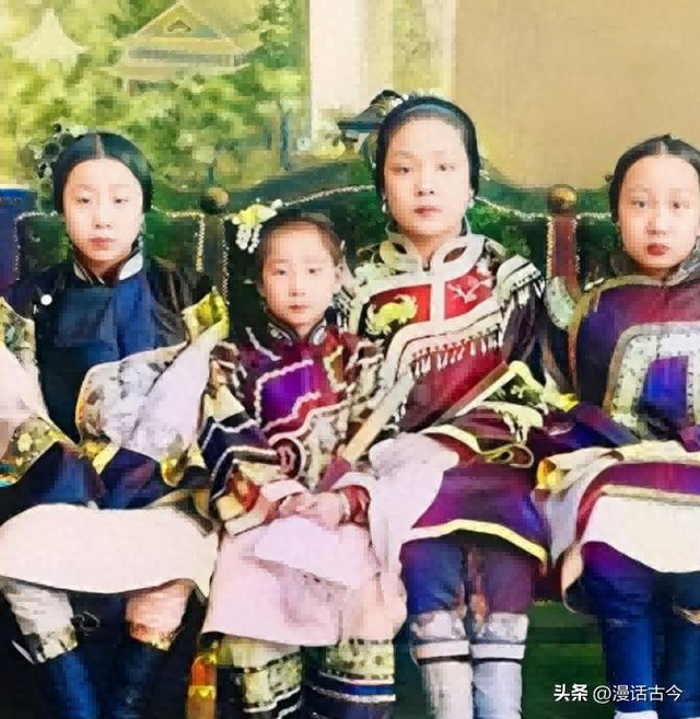 卑鄙齷齪老照片：青樓女子妖嬈多姿，婦女露胸喂奶被孩子撕扯衣服
