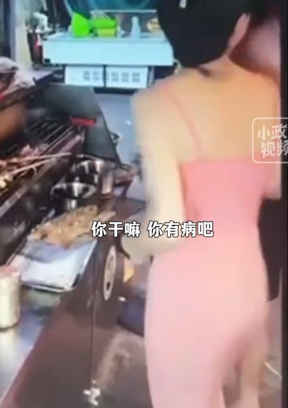 美女直播燒烤被顧客摸屁股，日常視頻曝光，網(wǎng)友：這誰頂?shù)米? onerror=