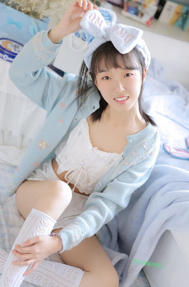 氧氣美女白絲美腿齊p小短裙性感誘惑私房寫真圖片