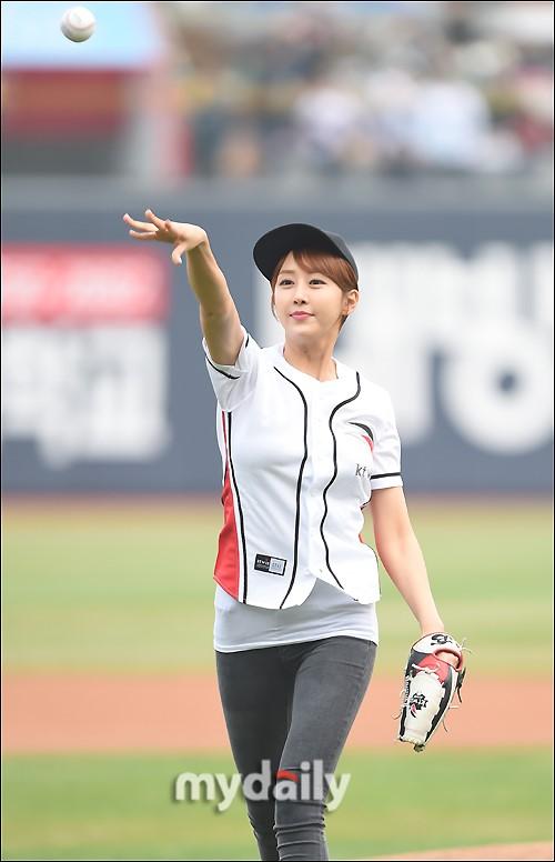 [MD PHOTO] 韓國女歌手韓英擔任棒球比賽開球嘉賓
