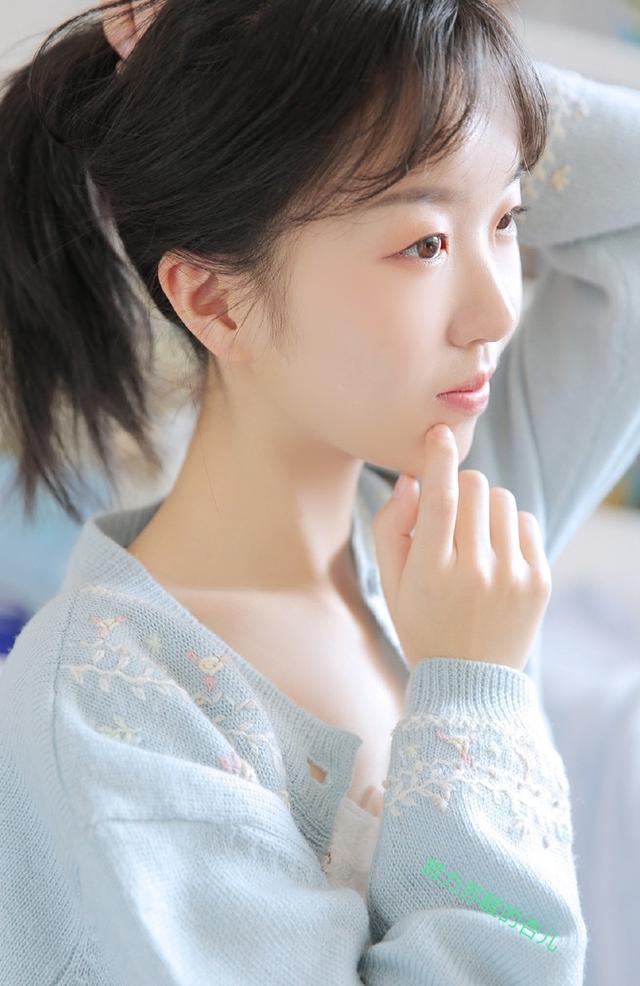 氧氣美女白絲美腿齊p小短裙性感誘惑私房寫真圖片