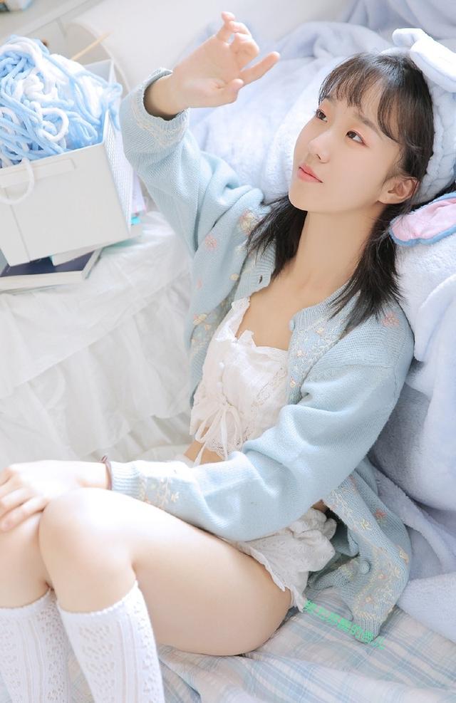 氧氣美女白絲美腿齊p小短裙性感誘惑私房寫真圖片