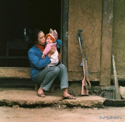 卑鄙齷齪老照片：青樓女子妖嬈多姿，婦女露胸喂奶被孩子撕扯衣服
