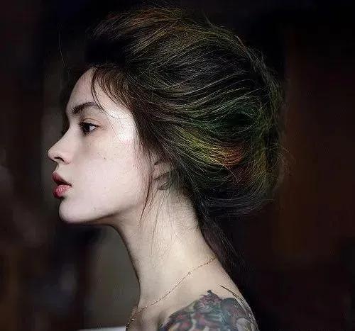 極品自然光美女人像，性感迷人