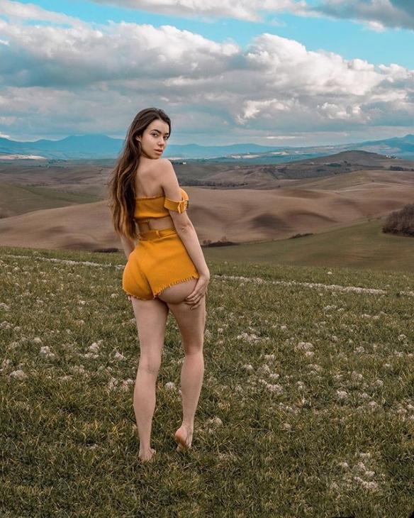 蜜瓜美臀+“胸”猛歐派！意大利辣妹Eleonora性感私照