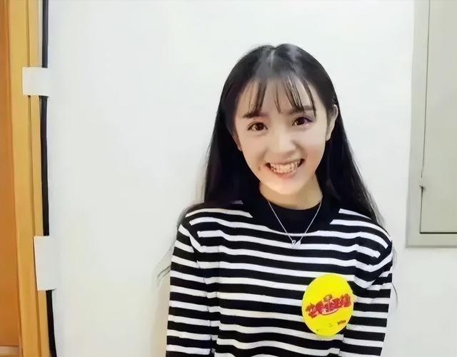 田曦薇“童顏巨乳”引熱議！高中舊照曝光，純真魅力征服眾人