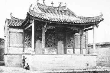 卑鄙齷齪老照片：青樓女子妖嬈多姿，婦女露胸喂奶被孩子撕扯衣服